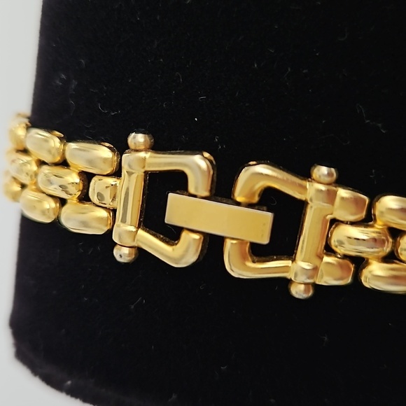 Goldtone Beautifully Detailed Size 8" Bracelet - Picture 5 of 7